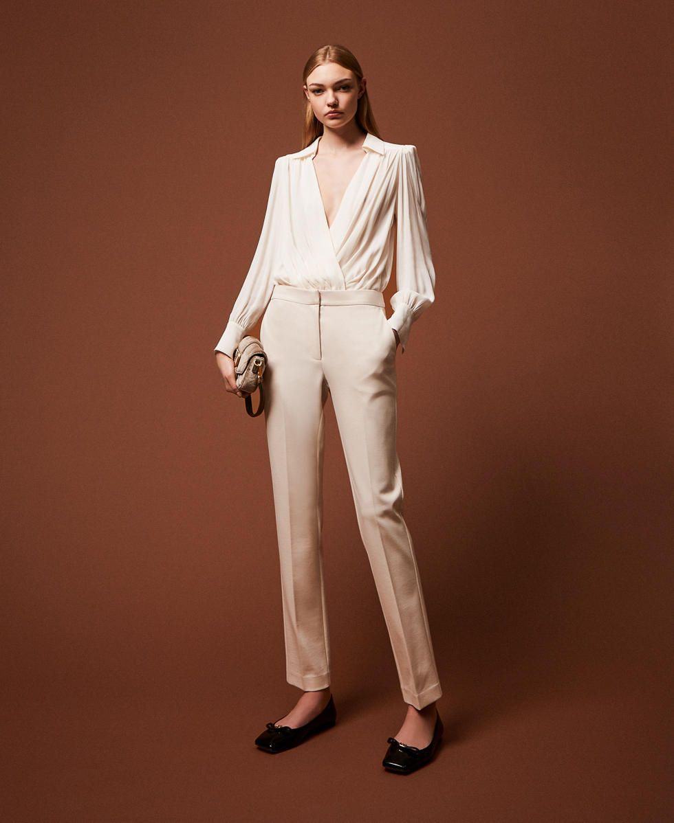 Pantalon cigarette avec pli marqué